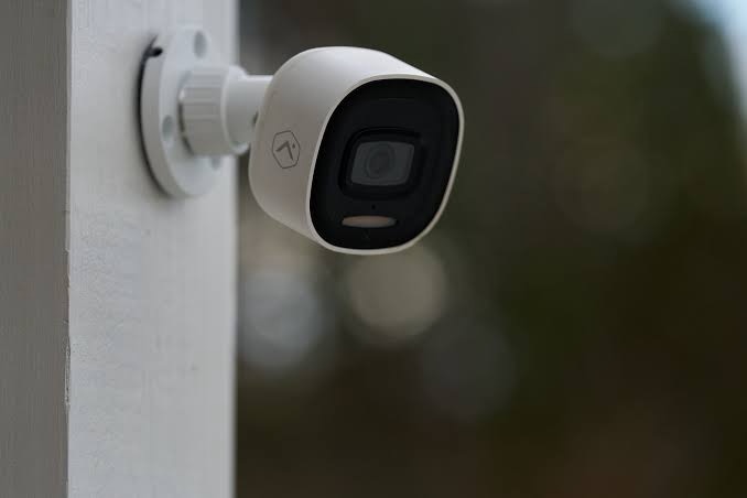 Alarm.com 4MP Outdoor Wi-Fi Spotlight Camera — view 4